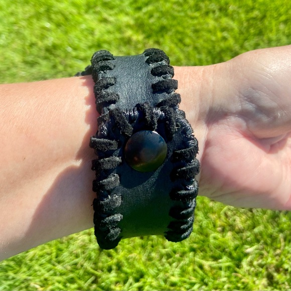 Handmade black leather cuff with natural Sodalite stone - Picture 3 of 6